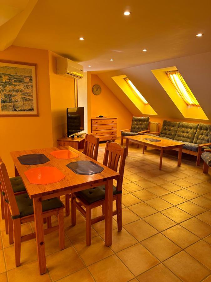 Apartment Roman Villa เฮวิซ ภายนอก รูปภาพ