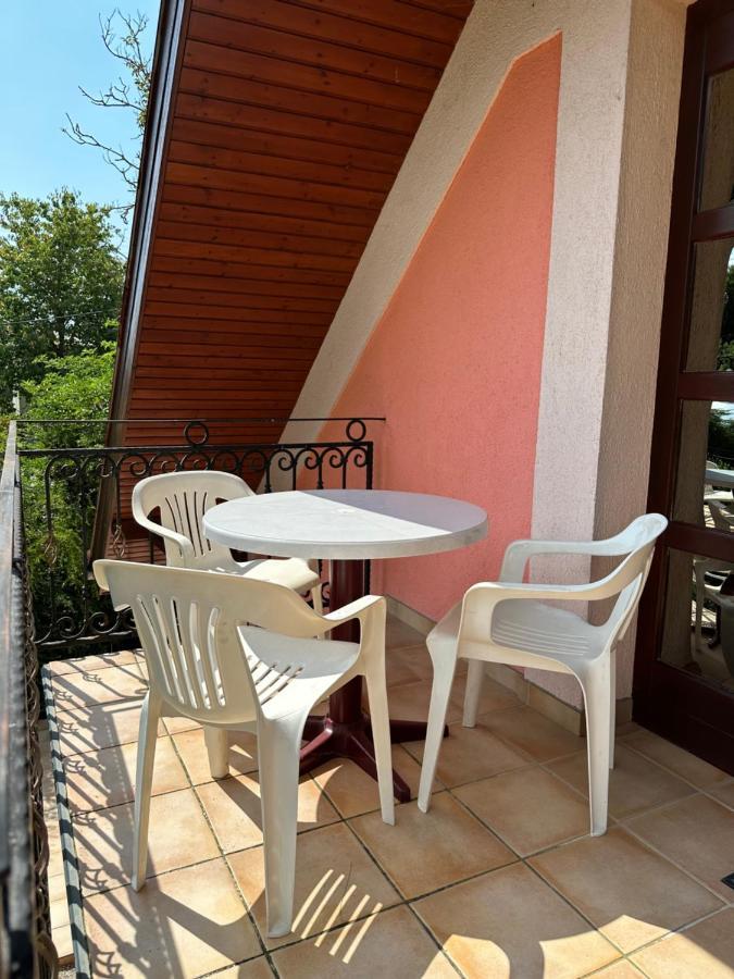 Apartment Roman Villa เฮวิซ ภายนอก รูปภาพ