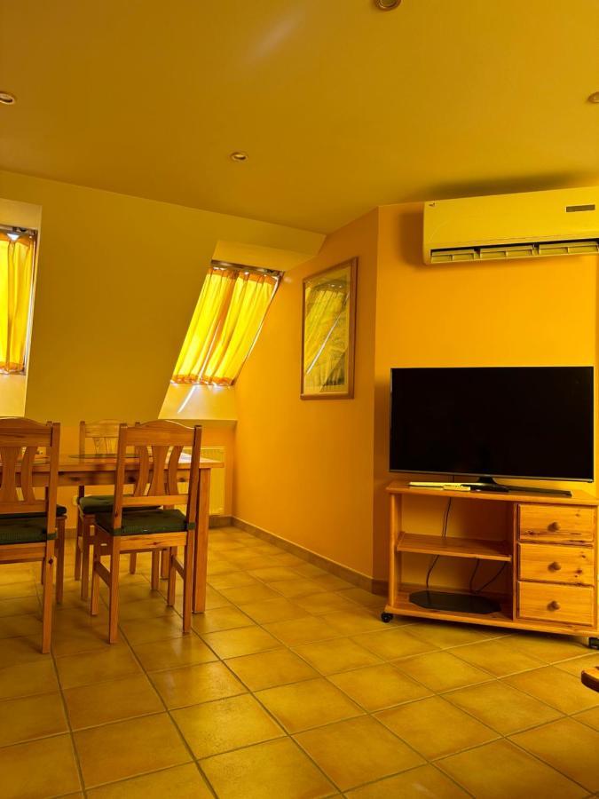 Apartment Roman Villa เฮวิซ ภายนอก รูปภาพ
